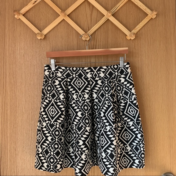 Black and White Pleated Skirt - Picture 2 of 6